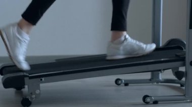 evde koşu bandı üzerinde çalışan erkek ayağı