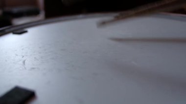 davulcu sopa bir Trampet üzerinde çalış