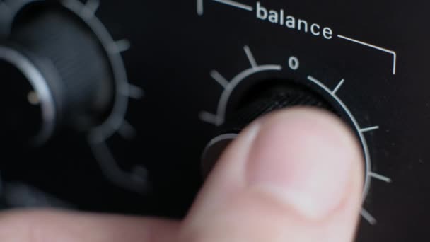 Ajustar el balance de volumen del amplificador antiguo — Vídeo de stock