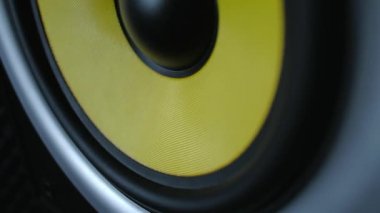 Modern hoparlörler yüksek ses seviyesinde müzik.