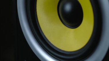 Modern hoparlörler yüksek ses seviyesinde müzik.