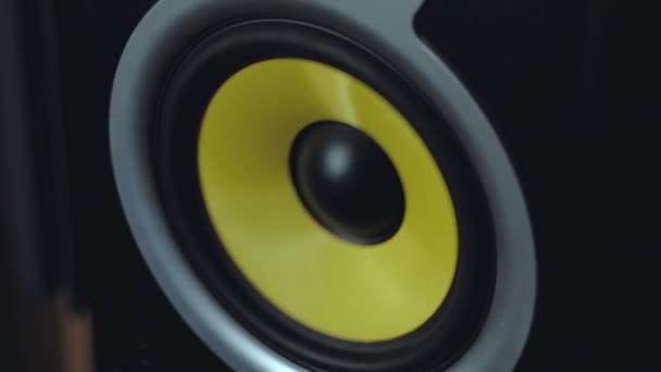 Moderní reproduktory přehrávat hudbu při vysoké hlasitosti. — Stock video