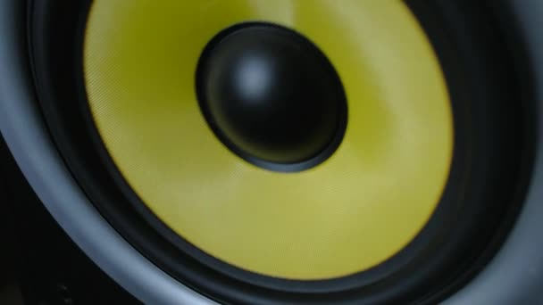 Los altavoces modernos reproducen música a gran volumen . — Vídeos de Stock