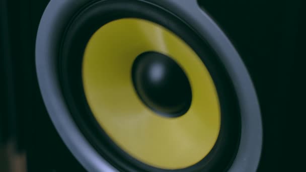 Moderní reproduktory přehrávat hudbu při vysoké hlasitosti. — Stock video
