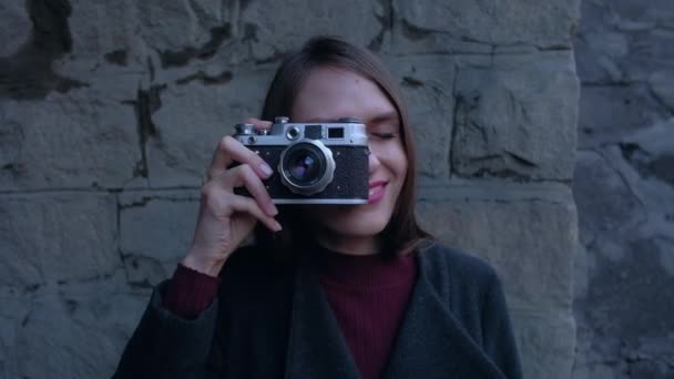 Vrouw nemen foto, vintage. — Stockvideo