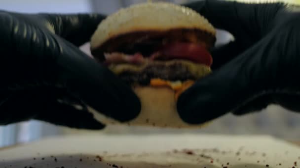 Man hamburger eten tijdens de lunch — Stockvideo