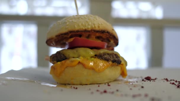 Close-up van Hamburger tijdens de lunch — Stockvideo