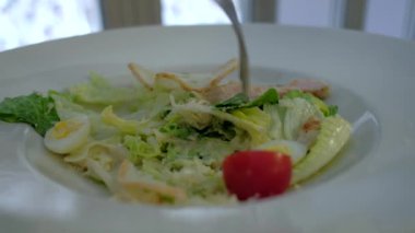 Sezar salata restoranda yemek insanlar