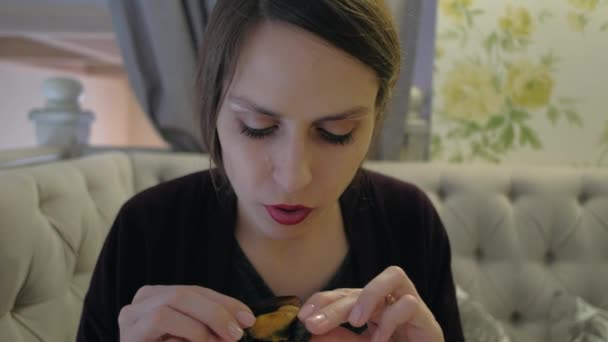 Жінка їсть мідії в ресторані — стокове відео