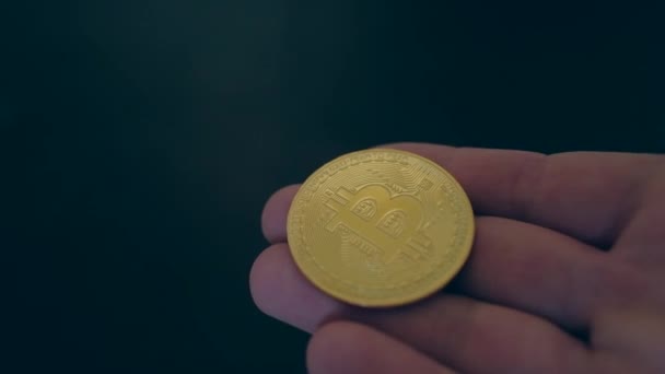 Bitcoin κέρμα για το επανδρώνει το χέρι. — Αρχείο Βίντεο