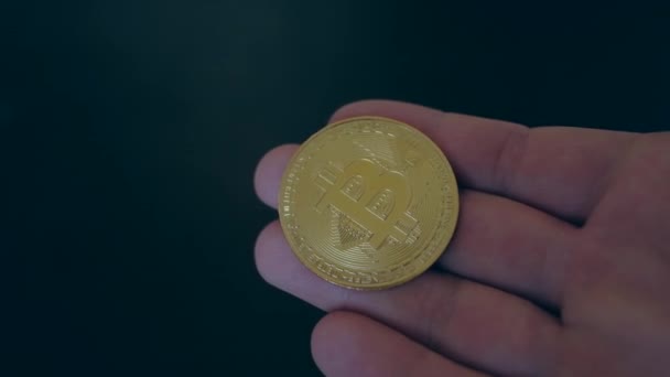 Bitcoin-Münze in der Hand. — Stockvideo