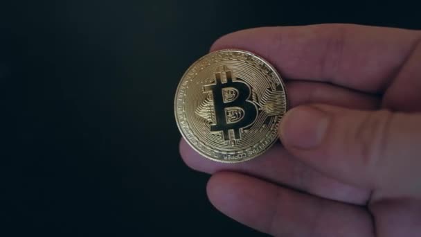 Bitcoin mynt i den mans hand. — Stockvideo