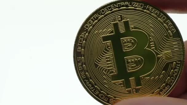 Bitcoin munt in de hand mans. — Stockvideo