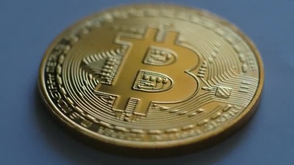 Gouden Bitcoin draait 360 graden — Stockvideo