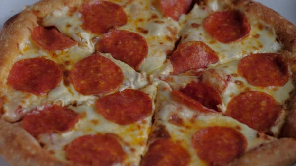 dva lidé si krajíc pepperoni pizza jednotné přihlašování