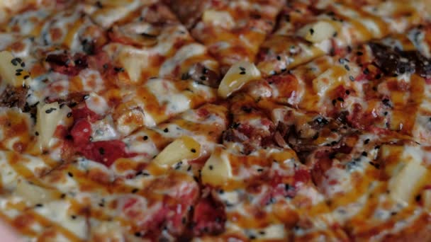 Hembra toma a mano rebanada de pizza caliente de la caja de entrega . — Vídeos de Stock