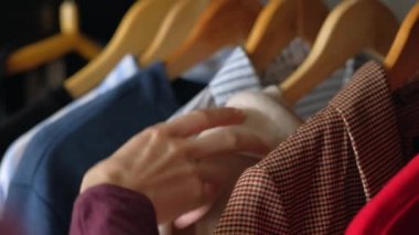 Kadın evdeki gardırobundan giysilerini alıyor..