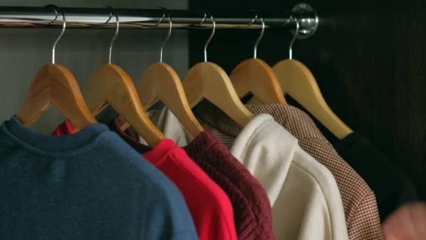 Vrouw neemt kleren uit uw garderobe in huis. — Stockvideo