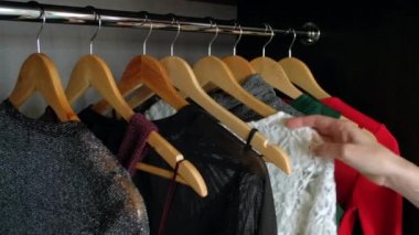 Akşam yemeği ya da parti için elbise seçen kadın eli..