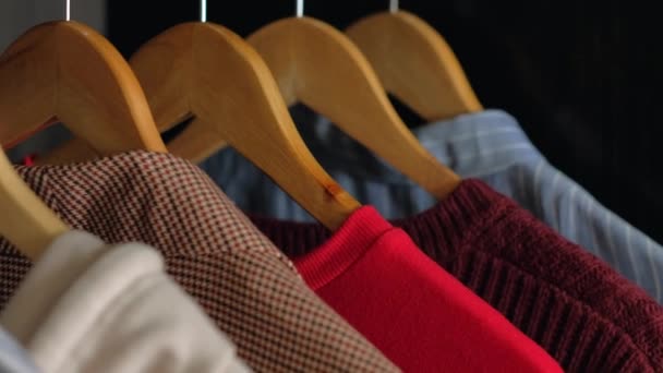 Hängare med olika kläder i garderob garderob. — Stockvideo