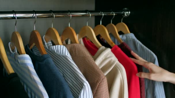 Vrouw neemt kleren uit uw garderobe in huis. — Stockvideo