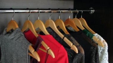 Askıları ile dolap dolap farklı kıyafetler.