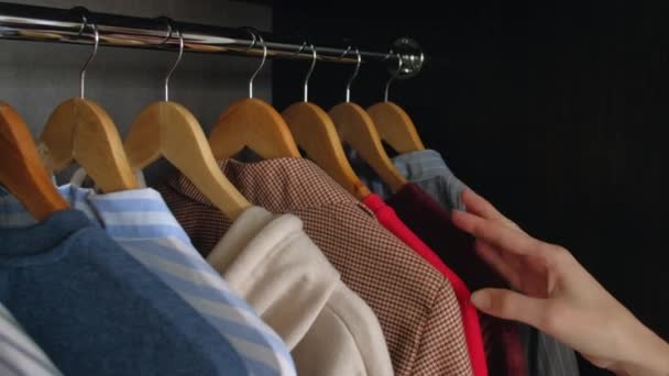 Vrouw neemt kleren uit uw garderobe in huis. — Stockvideo