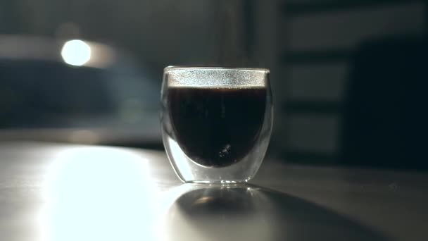 Silhouette de tasse à café avec vapeur montant . — Video