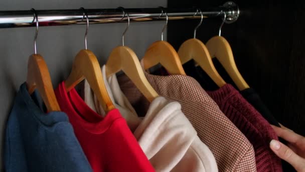 Vrouw neemt kleren uit uw garderobe in huis. — Stockvideo