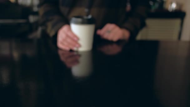 Vrouw Barista handen geven een kopje koper. Begrip "take away". — Stockvideo