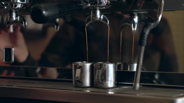 Kahve makinesi. Kahveyi yakın plan bardaklara dolduruyorum. — Stok video