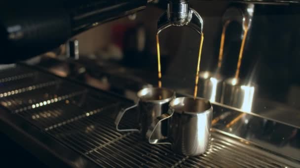 Kaffeemaschine. Kaffee in Tassen aus nächster Nähe gießen — Stockvideo