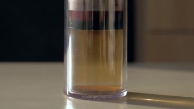 yakın plan - uçakla kahve yapma süreci