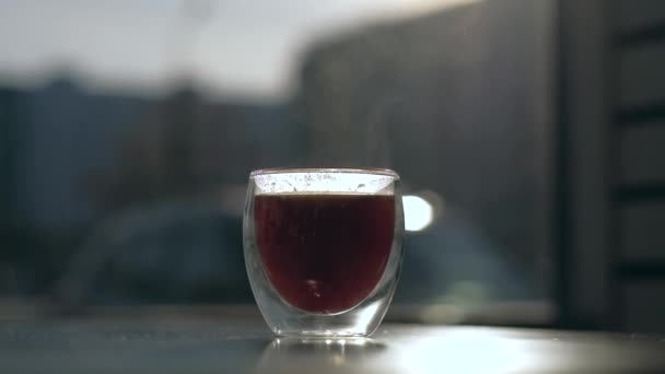 Silhouette der Kaffeetasse mit aufsteigendem Dampf. — Stockvideo