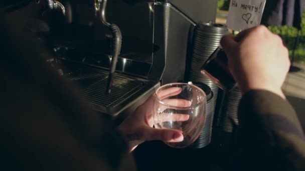 Bliska Barista ręce nalewanie ciepłego mleka w filiżance kawy do robienia latte art. — Wideo stockowe