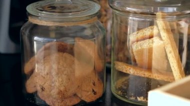 Kavanozda kurabiye, kafede vitrin..