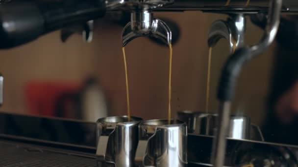 Koffiezetapparaat. Close-up - Koffie in ijzeren kopjes gieten in de coffeeshop. — Stockvideo