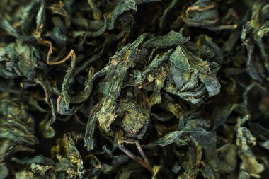 Yakın plan kurutulmuş yeşil çay yaprakları 360 derece dönüyor..