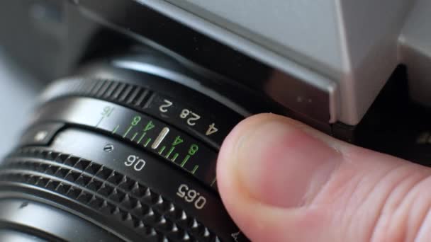 Detalles de la cámara de fotos vintage de primer plano, la configuración de la cámara de película. — Vídeo de stock