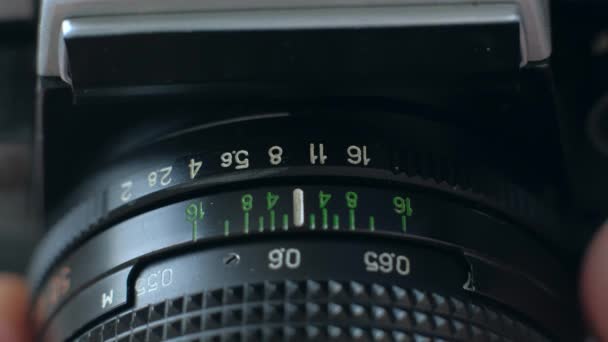 クローズアップヴィンテージフォトカメラの詳細は、フィルムカメラの設定. — ストック動画