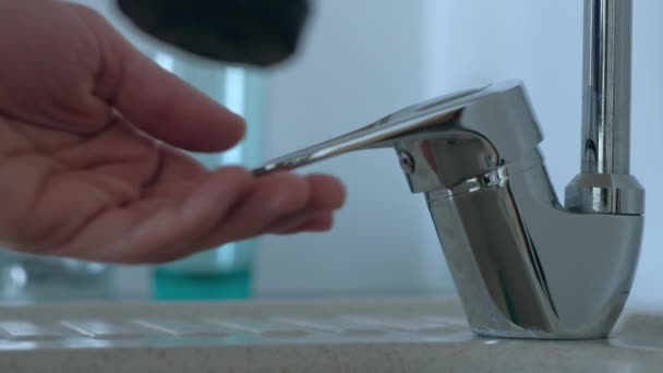 L'eau du robinet coule du robinet dans la cuisine . — Video