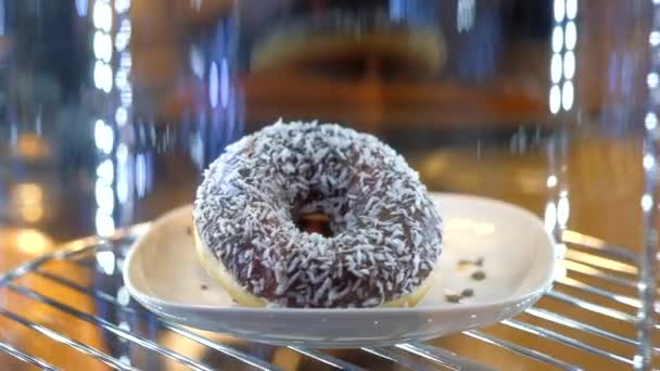 Rotation appétissante des beignets en vitrine dans un café . — Video