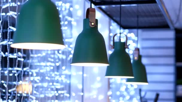 Moderne Lampen im Café. 4k — Stockvideo