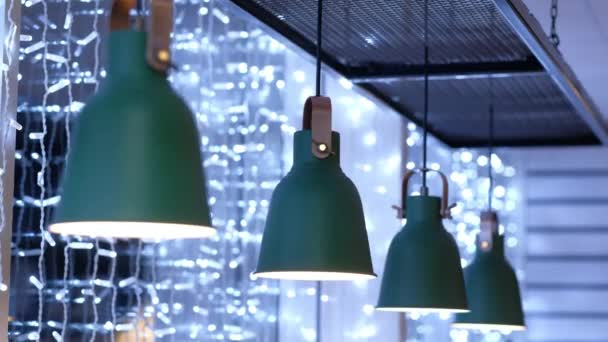 Moderne lampen in café. 4k — Stockvideo