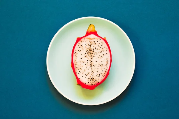 Pitaya. El primer plano de la fruta madura del dragón en plato sobre fondo amarillo . — Foto de Stock