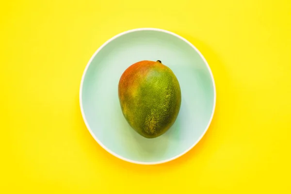 Mango sdraiato su un piatto blu. Lay piatto . — Foto Stock