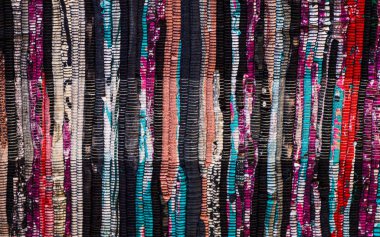 Kumaş yapısı. Köşegen üzerinde parlak renkli şeritler.