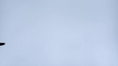 Erkek el, izole edilmiş bir bıçak tutuyor.