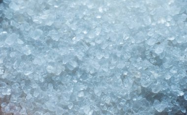 Beyaz deniz tuzu kristalleri. Kapat.