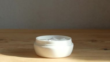 El kremi alan kadın parmağı.